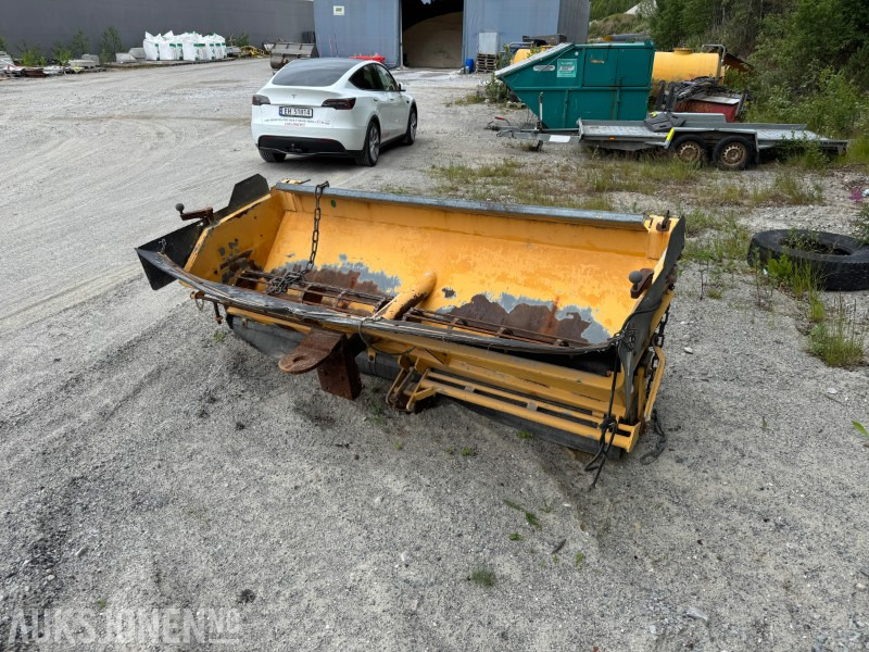 2000 FALKØPING LB1000LU Etterhengende strøkasse - Construction equipment: picture 4 2000 FALKØPING LB1000LU Etterhengende strøkasse - Construction equipment: picture 4