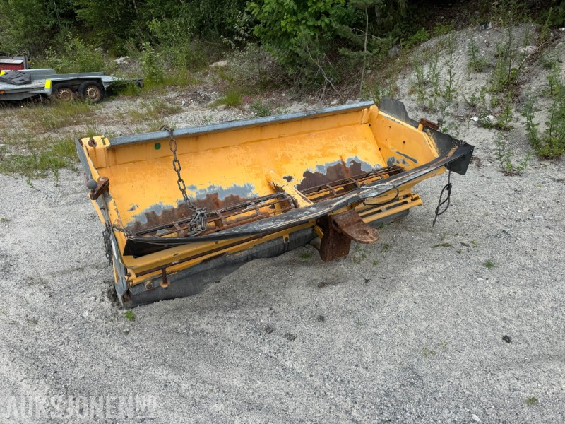 2000 FALKØPING LB1000LU Etterhengende strøkasse - Construction equipment: picture 3 2000 FALKØPING LB1000LU Etterhengende strøkasse - Construction equipment: picture 3