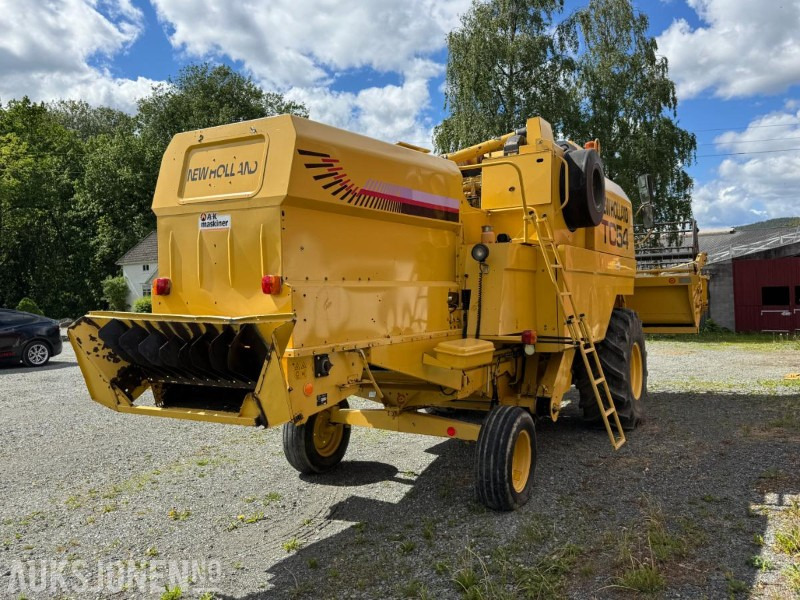 2000 New Holland TC 54 skurtresker / 12 fot skjærebord / spill indikator / 1850 timer - Combine harvester: picture 5 2000 New Holland TC 54 skurtresker / 12 fot skjærebord / spill indikator / 1850 timer - Combine harvester: picture 5