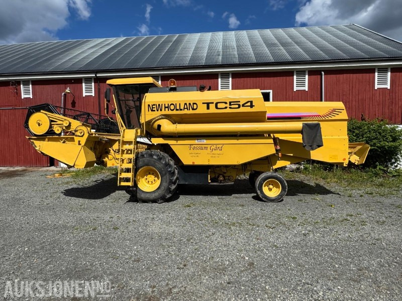 2000 New Holland TC 54 skurtresker / 12 fot skjærebord / spill indikator / 1850 timer - Combine harvester: picture 2 2000 New Holland TC 54 skurtresker / 12 fot skjærebord / spill indikator / 1850 timer - Combine harvester: picture 2