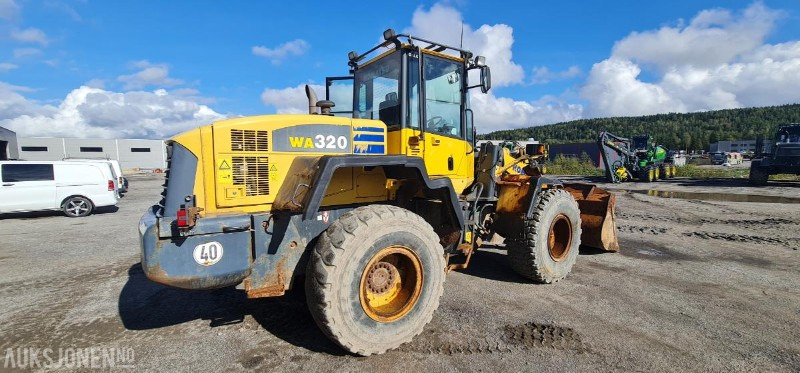 2004 Komatsu WA320, kun 9.000 arbeidstimer! Pallegafler + Skuffe inkludert, 3dje funksjon, SERTIFISERT! - Wheel loader: picture 5 2004 Komatsu WA320, kun 9.000 arbeidstimer! Pallegafler + Skuffe inkludert, 3dje funksjon, SERTIFISERT! - Wheel loader: picture 5