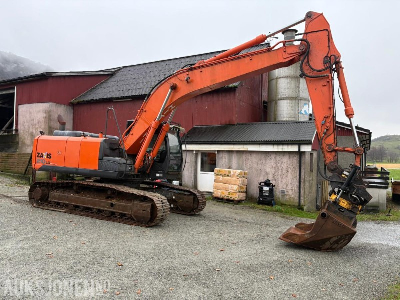 Excavator 2016 Hitachi ZX210LC-5B med Engcon tiltrotator, planeringsskuffe og Gjerstad graveskuff: picture 10