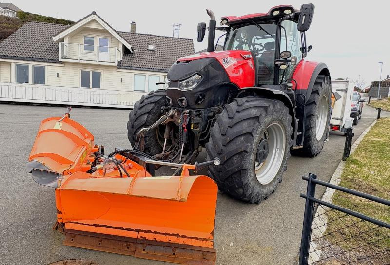 2016 mod CASE IH Optum 300CVX med Pronar PUV-3300M V-plog og Kupper Weiser strøkasse - Farm tractor: picture 1 2016 mod CASE IH Optum 300CVX med Pronar PUV-3300M V-plog og Kupper Weiser strøkasse - Farm tractor: picture 1