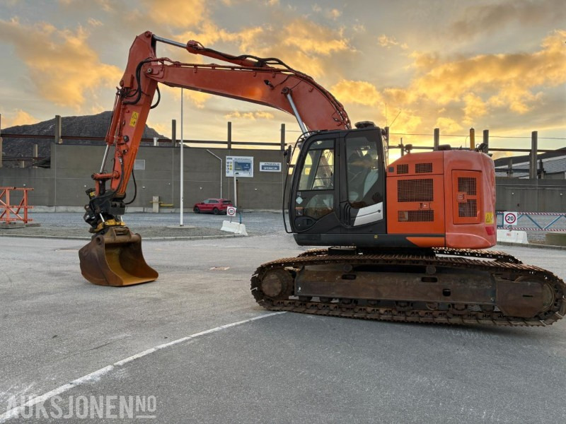 2018 Hitachi ZX225USLC-5 beltegraver m/ Engcon tiltrotator, S70 og GPS – 2018 - Excavator: picture 3 2018 Hitachi ZX225USLC-5 beltegraver m/ Engcon tiltrotator, S70 og GPS – 2018 - Excavator: picture 3