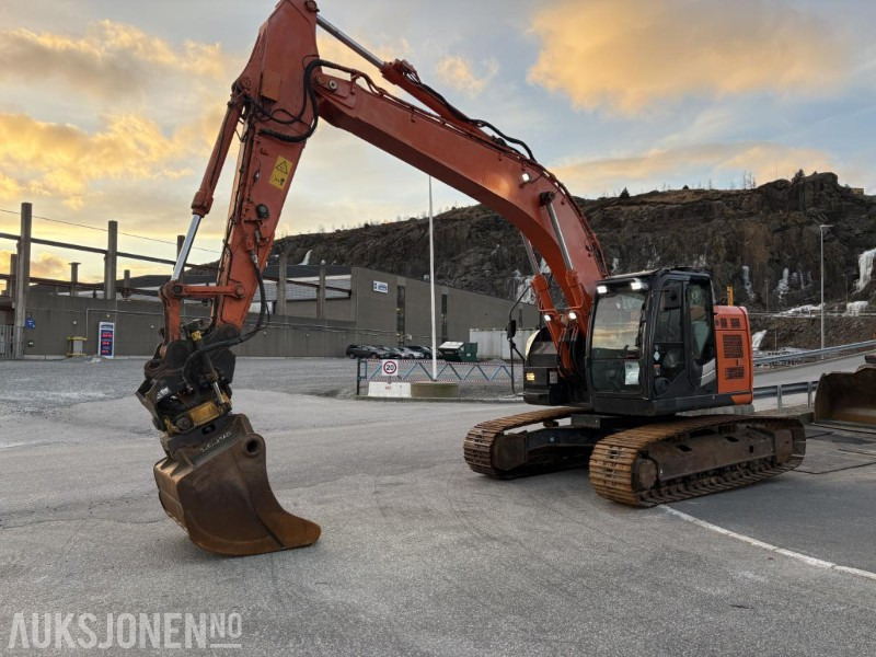 2018 Hitachi ZX225USLC-5 beltegraver m/ Engcon tiltrotator, S70 og GPS – 2018 - Excavator: picture 1 2018 Hitachi ZX225USLC-5 beltegraver m/ Engcon tiltrotator, S70 og GPS – 2018 - Excavator: picture 1