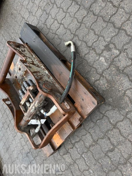 S70 feste med OilQuick - Attachment for Construction machinery: picture 1 S70 feste med OilQuick - Attachment for Construction machinery: picture 1