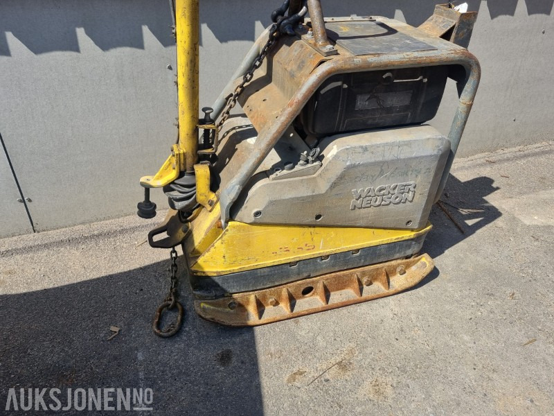 Wacker Neuson DPU 65/55 vibroplate - Roller: picture 2 Wacker Neuson DPU 65/55 vibroplate - Roller: picture 2