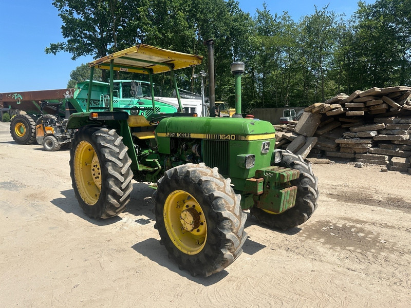 John Deere 1640 4x4 - Straddle tractor: picture 2 John Deere 1640 4x4 - Straddle tractor: picture 2