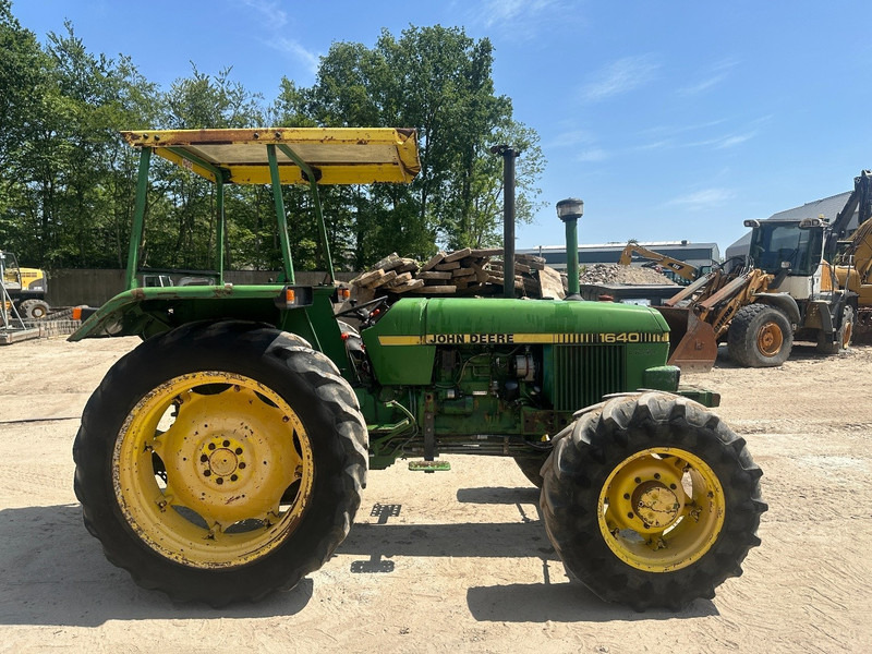 John Deere 1640 4x4 - Straddle tractor: picture 4 John Deere 1640 4x4 - Straddle tractor: picture 4