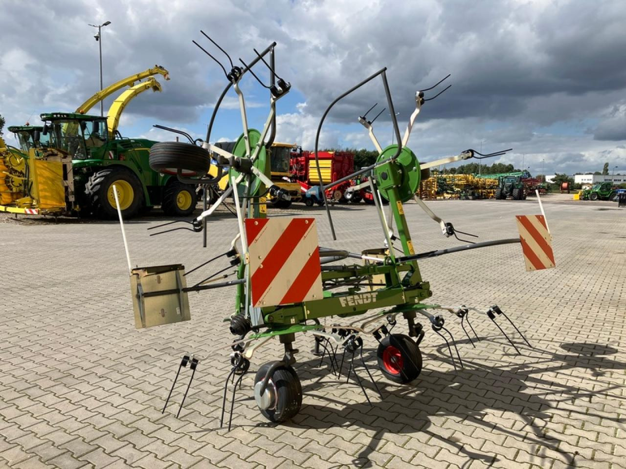 Fendt TWISTER 5204 AKTION - Tedder/ Rake: picture 2 Fendt TWISTER 5204 AKTION - Tedder/ Rake: picture 2