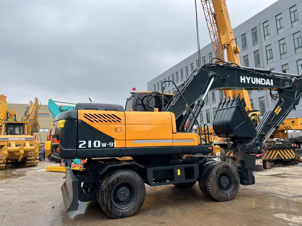 Hyundai 210w-9 wheel excavator - Wheel excavator: picture 3 Hyundai 210w-9 wheel excavator - Wheel excavator: picture 3