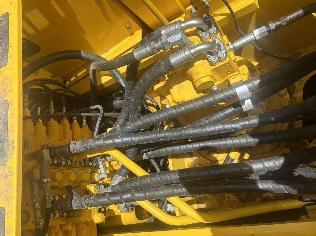Crawler excavator Komatsu PC 240 LC-8: picture 10