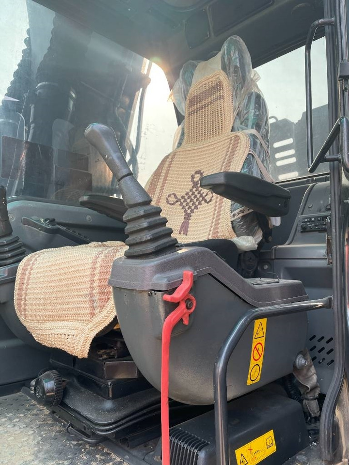 Crawler excavator Volvo EC 140: picture 11