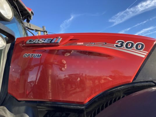 Case IH OPTUM 300 CVX - Farm tractor: picture 3 Case IH OPTUM 300 CVX - Farm tractor: picture 3