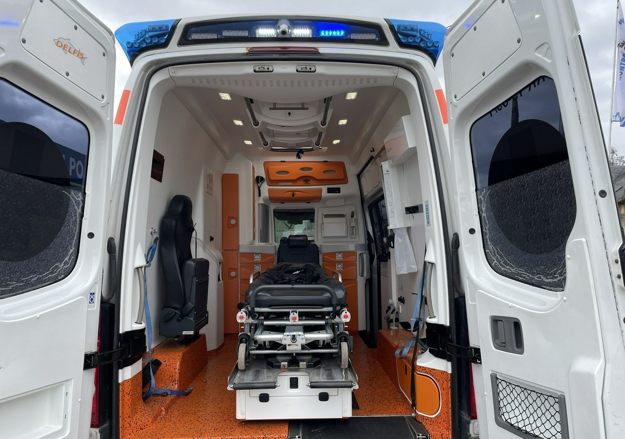 Volkswagen Crafter Crafter 2.0-163KM Karetka Ambulans Wyposażony Model 2016 - Ambulance: picture 2 Volkswagen Crafter Crafter 2.0-163KM Karetka Ambulans Wyposażony Model 2016 - Ambulance: picture 2