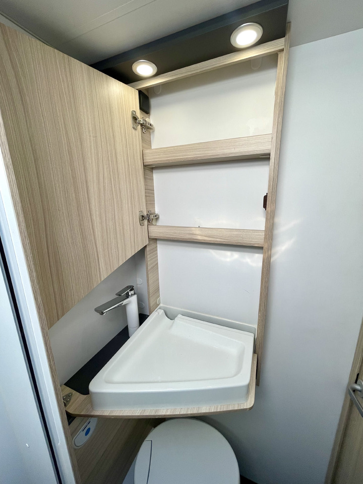 Alcove motorhome SUN LIVING A 75DP: picture 11