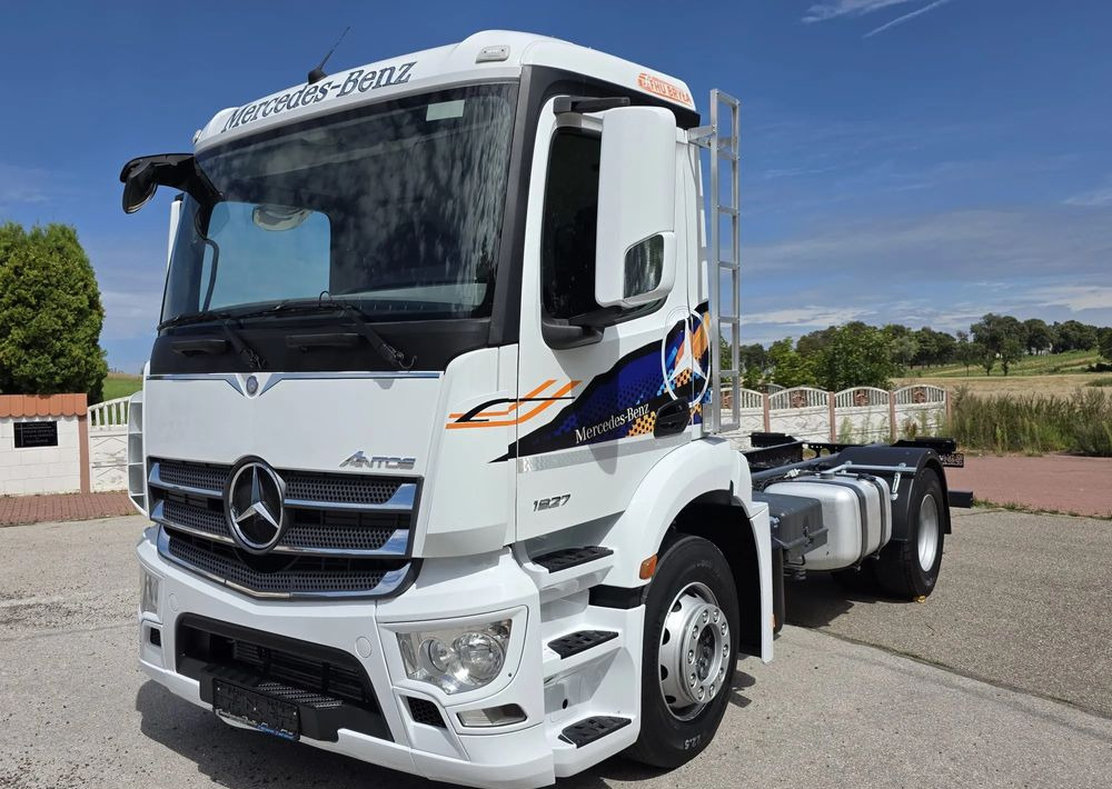Mercedes-Benz ANTOS 1827 / ATEGO / ACTROS / E6 / ROZSTAW OSI 3.75M / WYWROT / BECZKA / UTRZYMANIE DRÓG / HAKOWIEC / SPROWADZONY / PIERWSZY WŁAŚCICIEL / STAN BDB - Cab chassis truck: picture 1 Mercedes-Benz ANTOS 1827 / ATEGO / ACTROS / E6 / ROZSTAW OSI 3.75M / WYWROT / BECZKA / UTRZYMANIE DRÓG / HAKOWIEC / SPROWADZONY / PIERWSZY WŁAŚCICIEL / STAN BDB - Cab chassis truck: picture 1