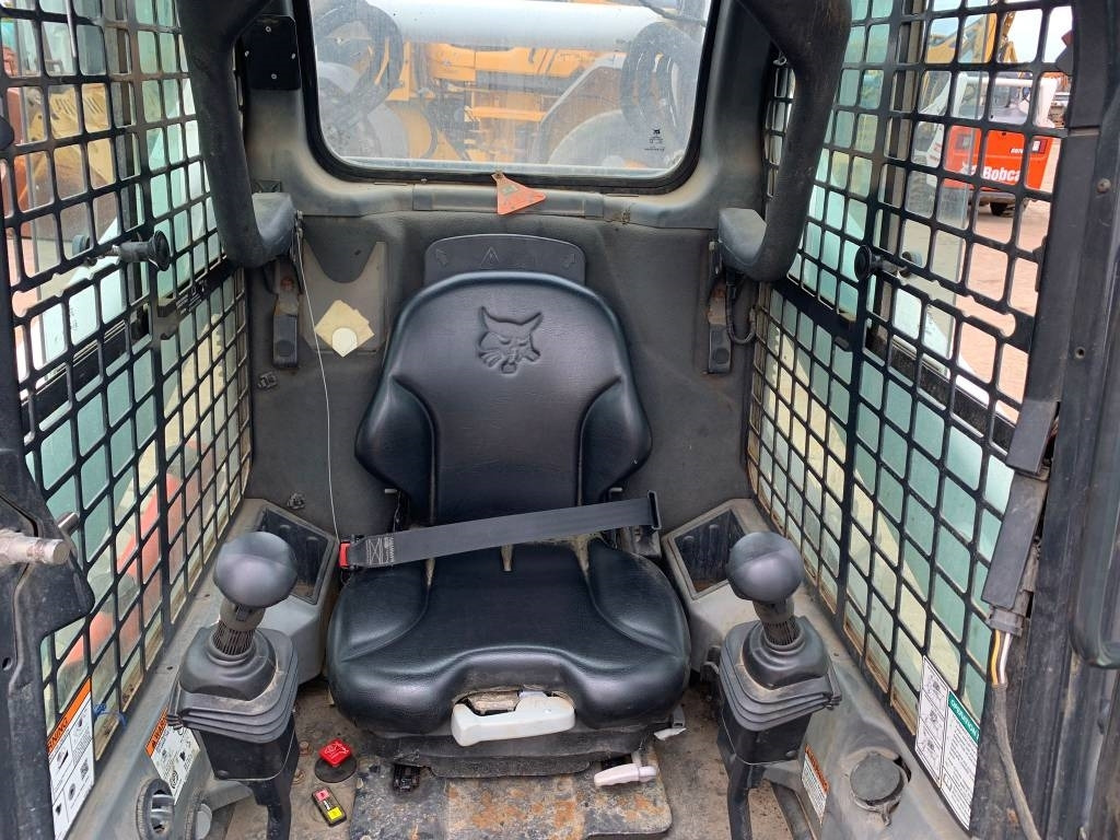 Skid steer loader Bobcat S 740: picture 10