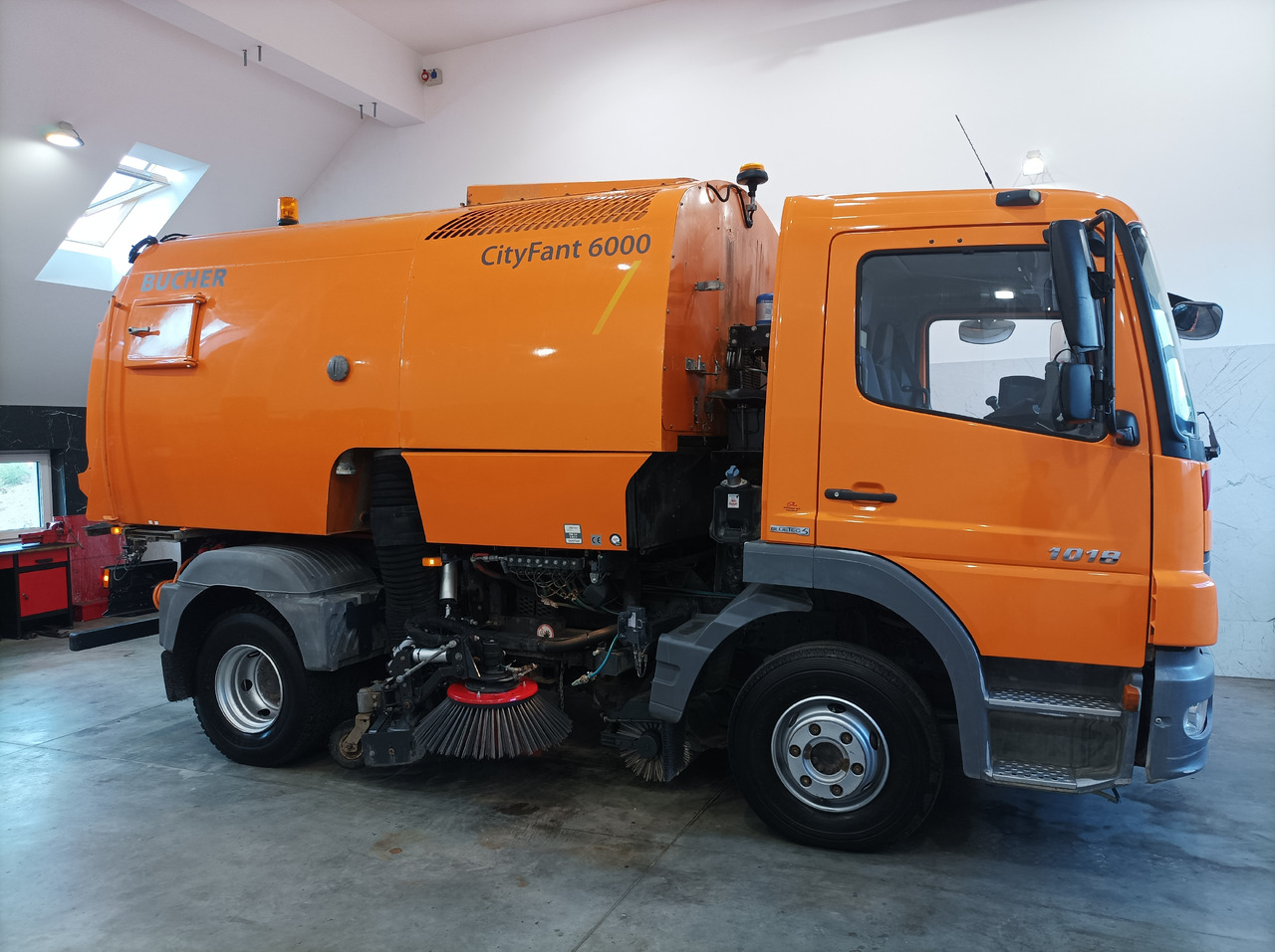 MERCEDES-BENZ Atego 1018 Zamiatarka Kehrmaschine BUCHER Szczotki L/R PM10 2 Silniki 2012r - Road sweeper: picture 5 MERCEDES-BENZ Atego 1018 Zamiatarka Kehrmaschine BUCHER Szczotki L/R PM10 2 Silniki 2012r - Road sweeper: picture 5