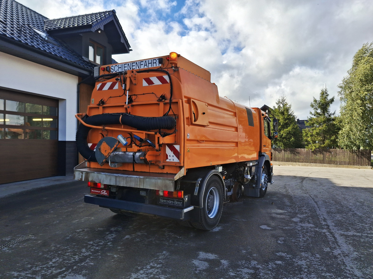 Mercedes-Benz Axor 1823 Schienenreinigungs RAIL Kehrmaschine - Road sweeper: picture 4 Mercedes-Benz Axor 1823 Schienenreinigungs RAIL Kehrmaschine - Road sweeper: picture 4