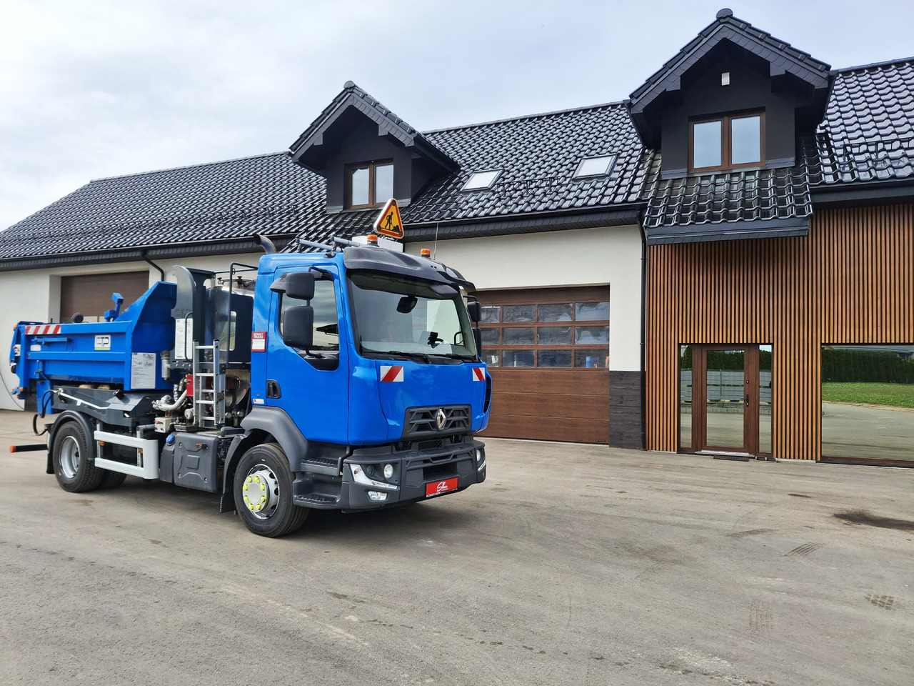 Renault D16 - Asphalt distributor: picture 1 Renault D16 - Asphalt distributor: picture 1