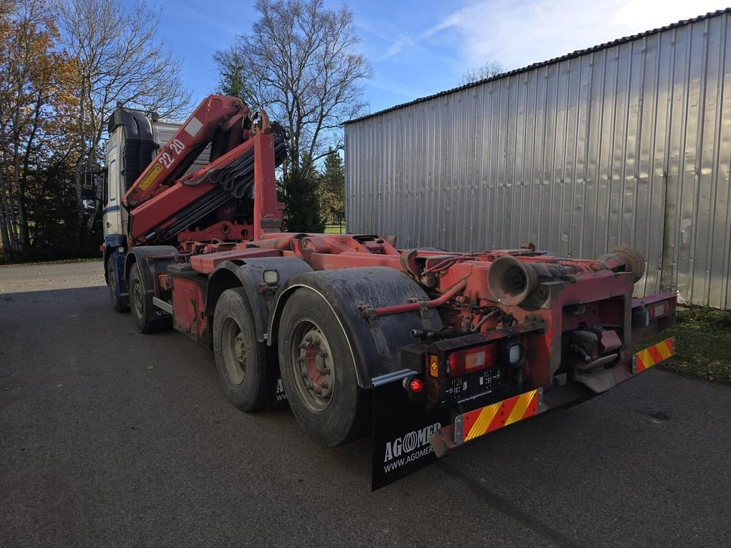 Volvo FM12 420 8X2 HMF 2220 K4 - Hook lift truck: picture 2 Volvo FM12 420 8X2 HMF 2220 K4 - Hook lift truck: picture 2