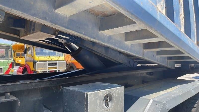 Tipper Mercedes-Benz 4148K 8X4: picture 6