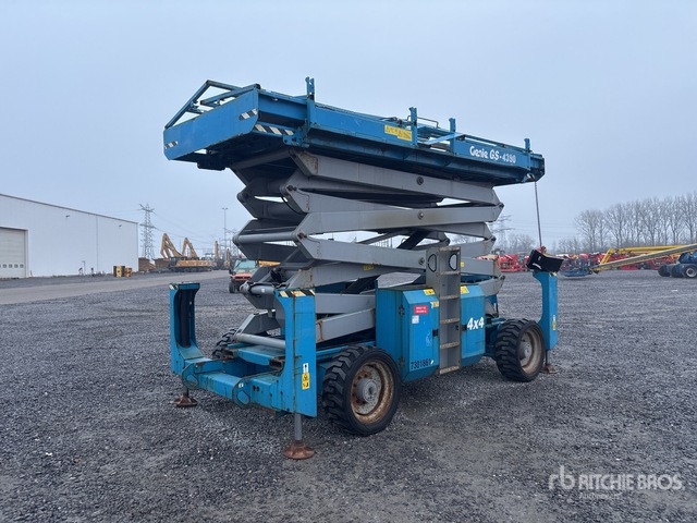 2011 Genie GS-4390 4x4 Diesel Scissor Lift - Scissor lift: picture 1 2011 Genie GS-4390 4x4 Diesel Scissor Lift - Scissor lift: picture 1