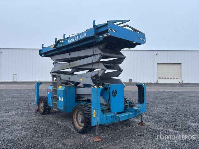2011 Genie GS-4390 4x4 Diesel Scissor Lift - Scissor lift: picture 2 2011 Genie GS-4390 4x4 Diesel Scissor Lift - Scissor lift: picture 2