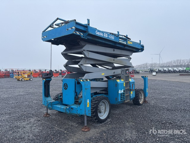 2011 Genie GS-4390 4x4 Diesel Scissor Lift - Scissor lift: picture 3 2011 Genie GS-4390 4x4 Diesel Scissor Lift - Scissor lift: picture 3