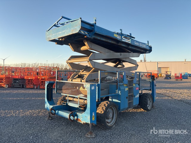 2013 Genie GS-3390 4x4 Diesel Scissor Lift - Scissor lift: picture 4 2013 Genie GS-3390 4x4 Diesel Scissor Lift - Scissor lift: picture 4