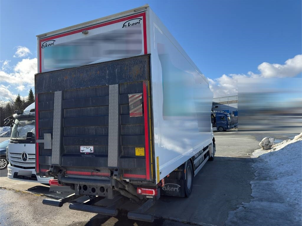 Mercedes-Benz Actros 1833 - Box truck: picture 5 Mercedes-Benz Actros 1833 - Box truck: picture 5