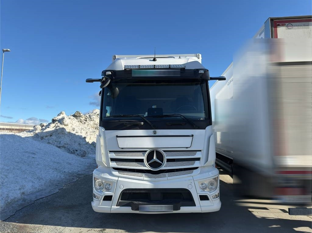 Mercedes-Benz Actros 1833 - Box truck: picture 3 Mercedes-Benz Actros 1833 - Box truck: picture 3