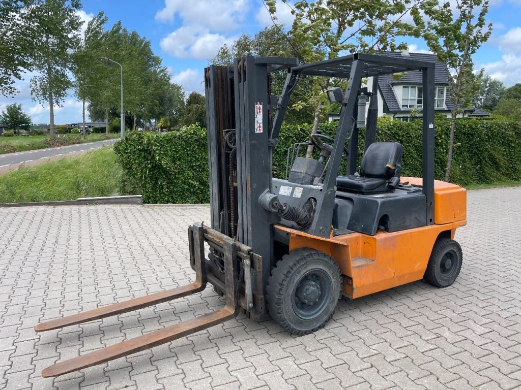 Nissan FJ02A25U 2.5 ton diesel triplo freelift heftruck - Forklift: picture 1 Nissan FJ02A25U 2.5 ton diesel triplo freelift heftruck - Forklift: picture 1