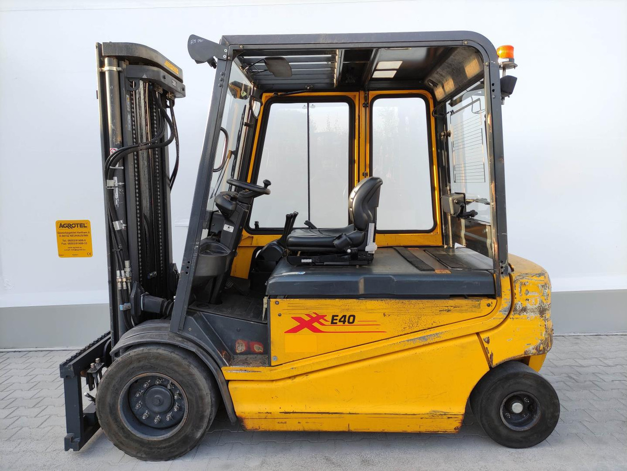 OM-Pimespo XE40 - Electric forklift: picture 1 OM-Pimespo XE40 - Electric forklift: picture 1