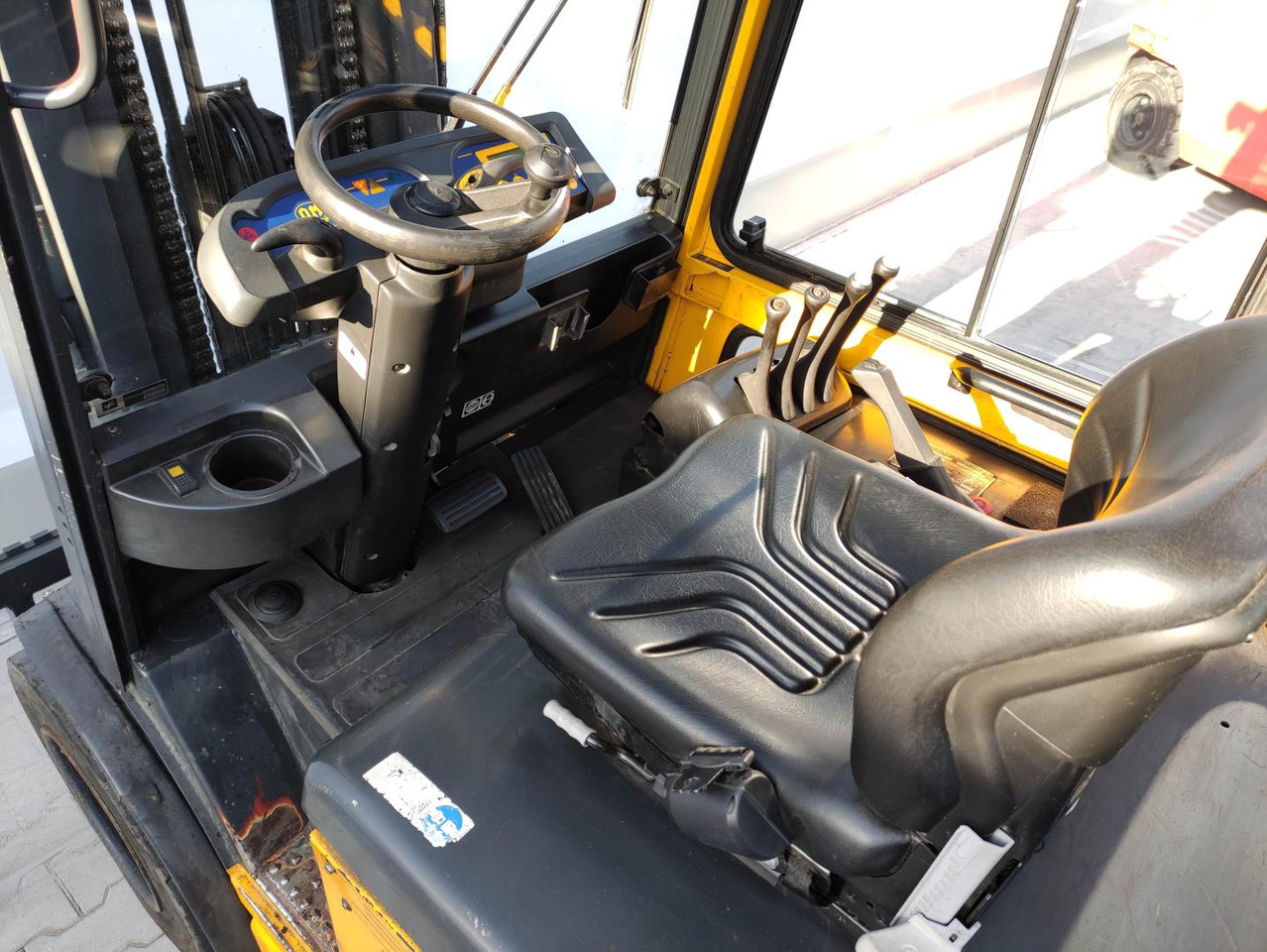 OM-Pimespo XE40 - Electric forklift: picture 5 OM-Pimespo XE40 - Electric forklift: picture 5