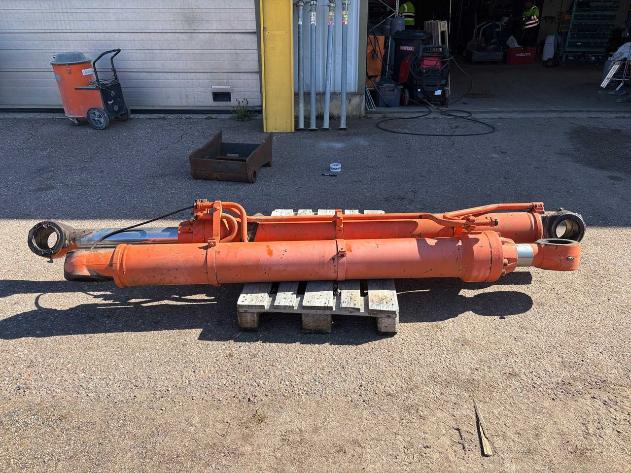 Hitachi ZX650 LHC Boom Cylinders 2 pcs - Hydraulic cylinder: picture 2 Hitachi ZX650 LHC Boom Cylinders 2 pcs - Hydraulic cylinder: picture 2