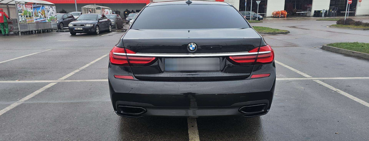 Sedan BMW 750: picture 6