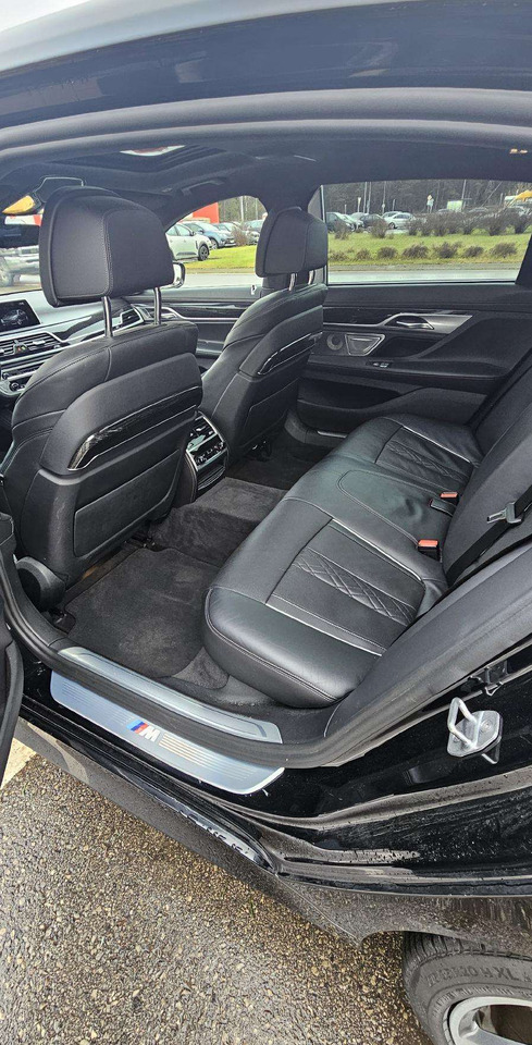 Sedan BMW 750: picture 11