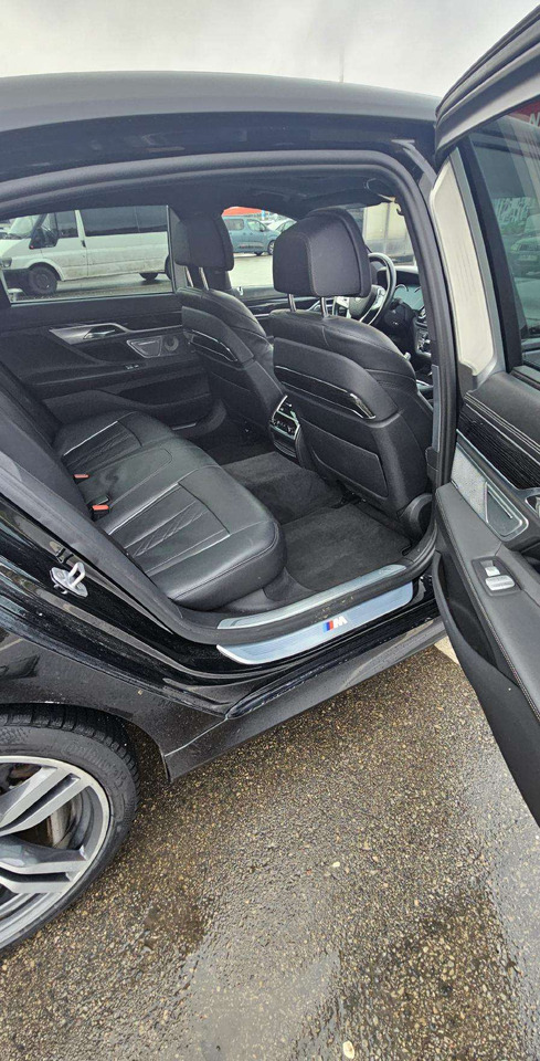 Sedan BMW 750: picture 13