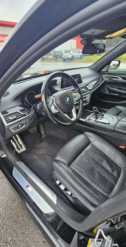 Sedan BMW 750: picture 9