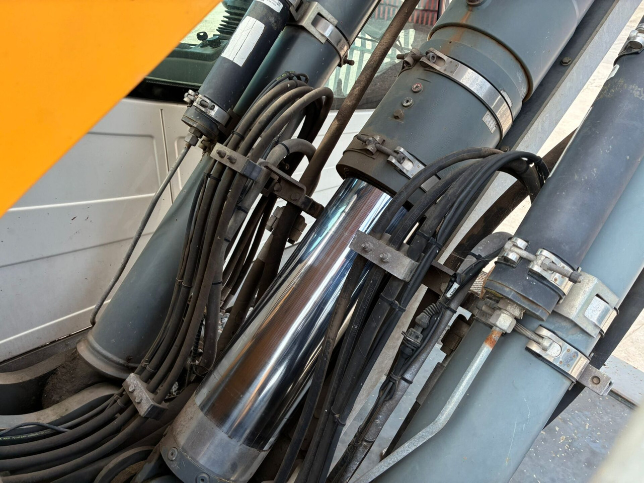 Waste/ Industry handler Liebherr LH40M: picture 15