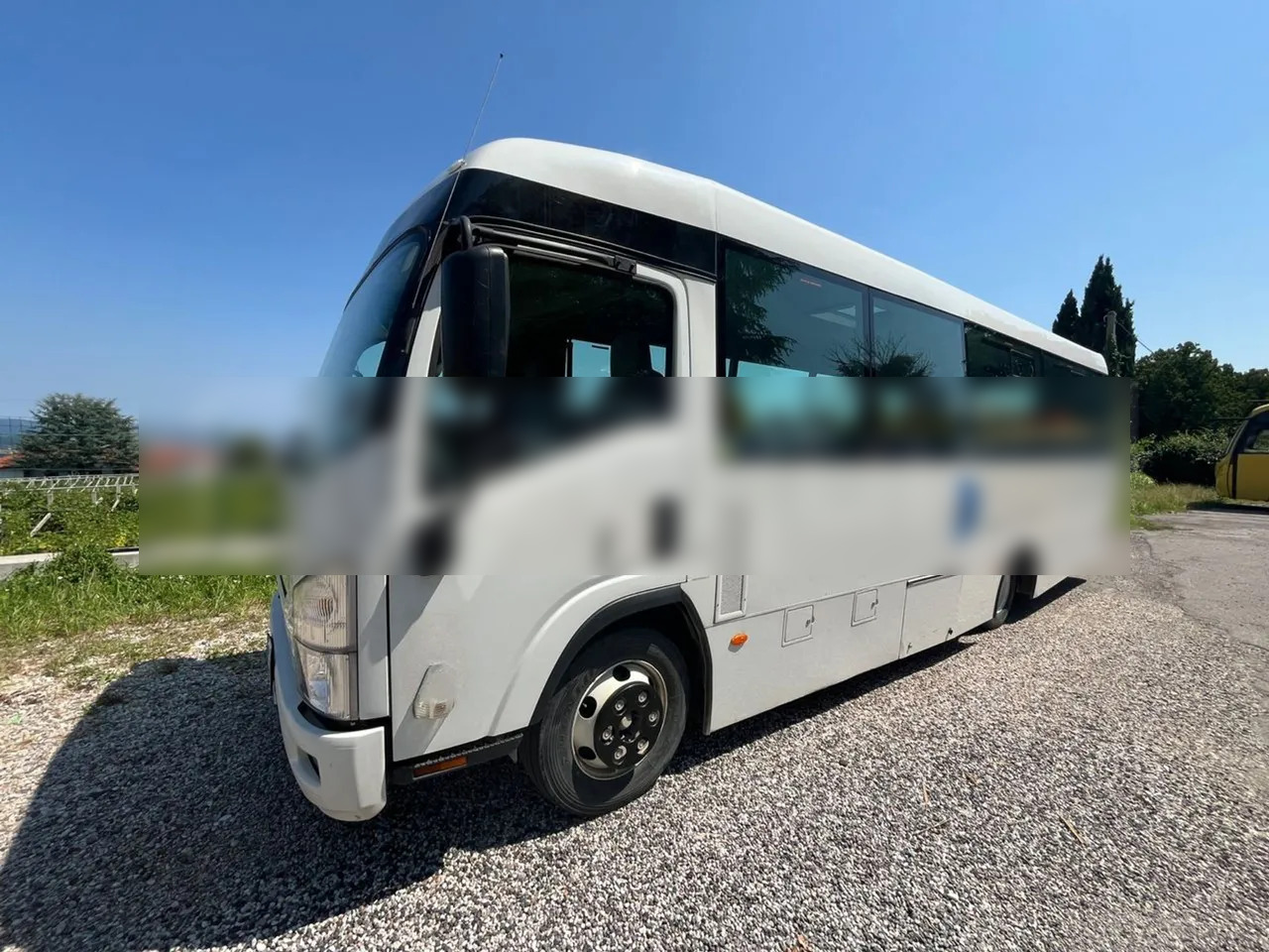 School bus Isuzu P65: picture 1
