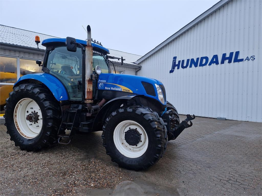 New Holland T7030PC SS - Farm tractor: picture 5 New Holland T7030PC SS - Farm tractor: picture 5