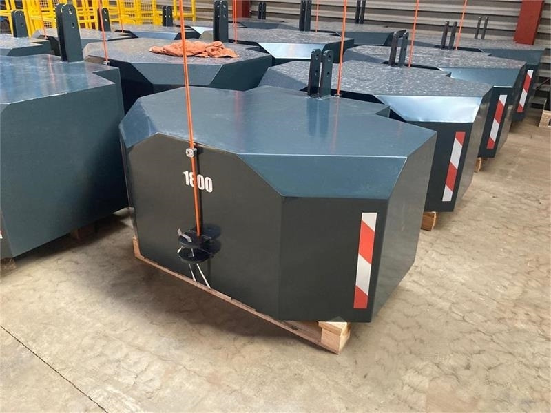- - - 1800 KG - Counterweight: picture 1 - - - 1800 KG - Counterweight: picture 1