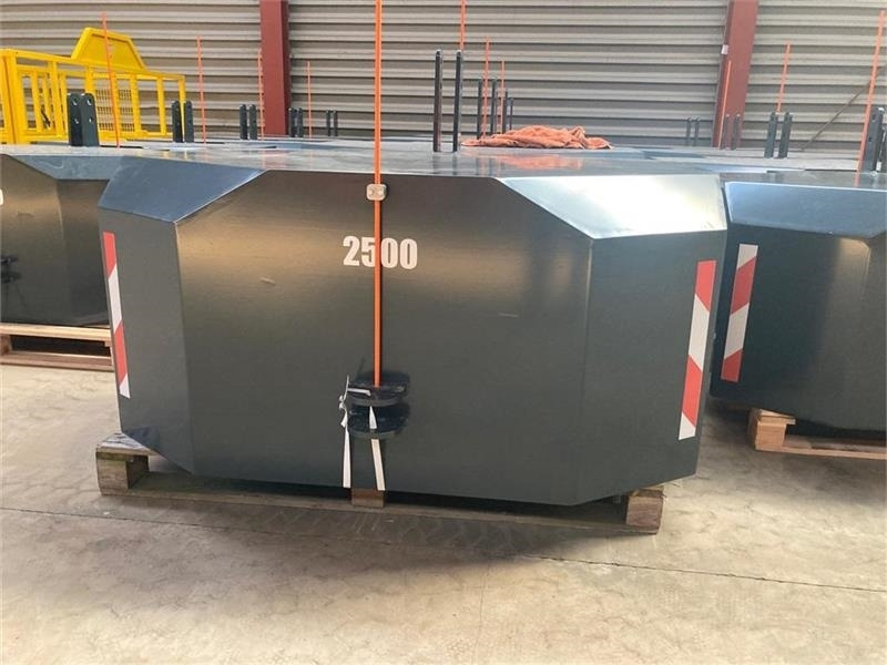 - - - j maskiner 2500KG - Counterweight: picture 1 - - - j maskiner 2500KG - Counterweight: picture 1