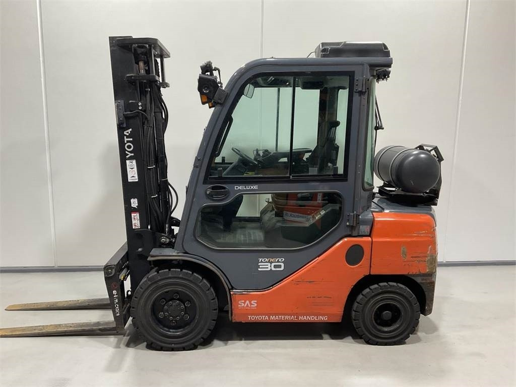Toyota 02-8FGF30 - LPG forklift: picture 3 Toyota 02-8FGF30 - LPG forklift: picture 3