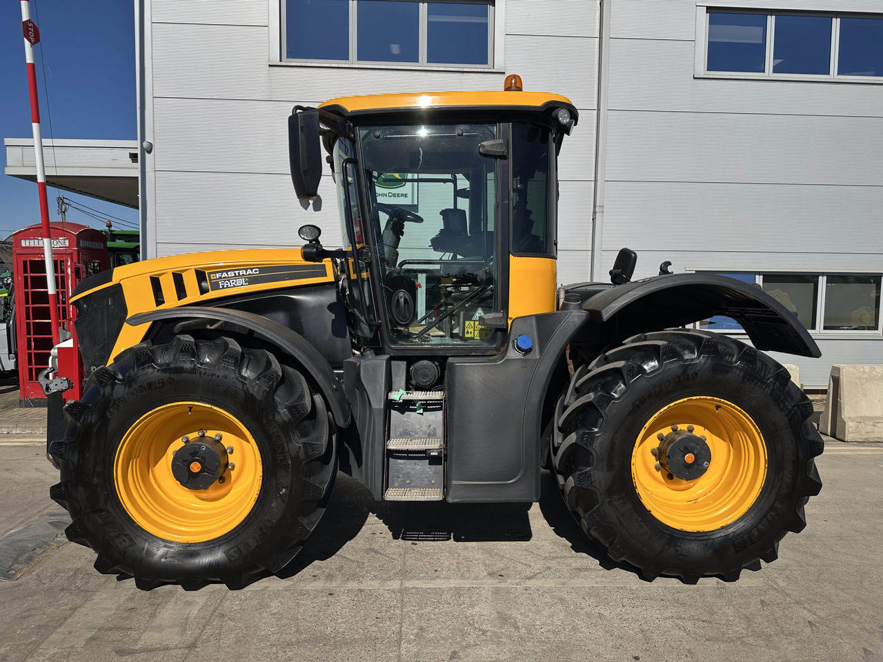 JCB Fastrac 4220 - Farm tractor: picture 2 JCB Fastrac 4220 - Farm tractor: picture 2