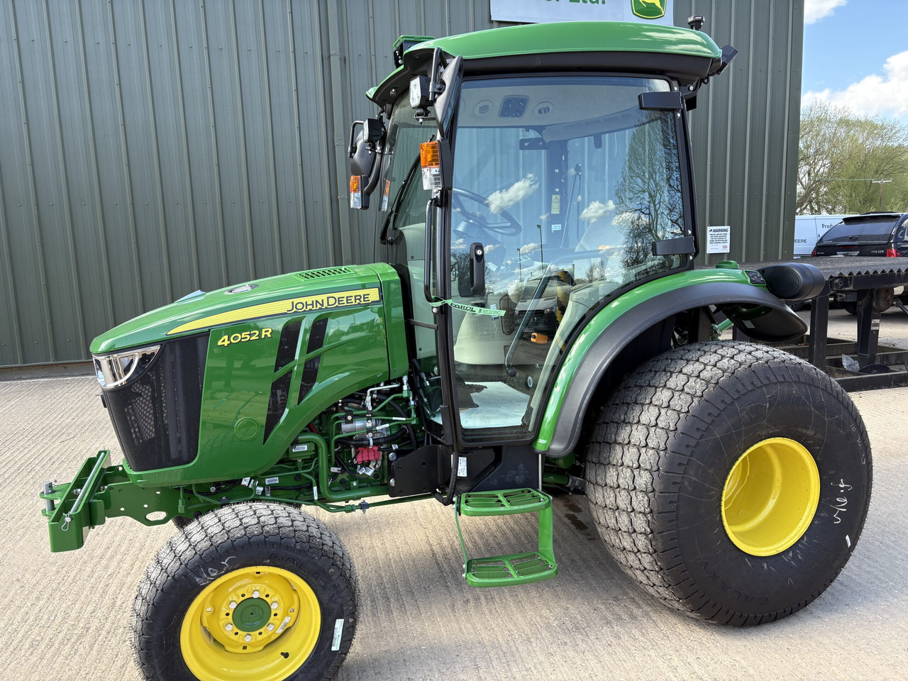 John Deere 4052R Compact Tractor - Compact tractor: picture 1 John Deere 4052R Compact Tractor - Compact tractor: picture 1