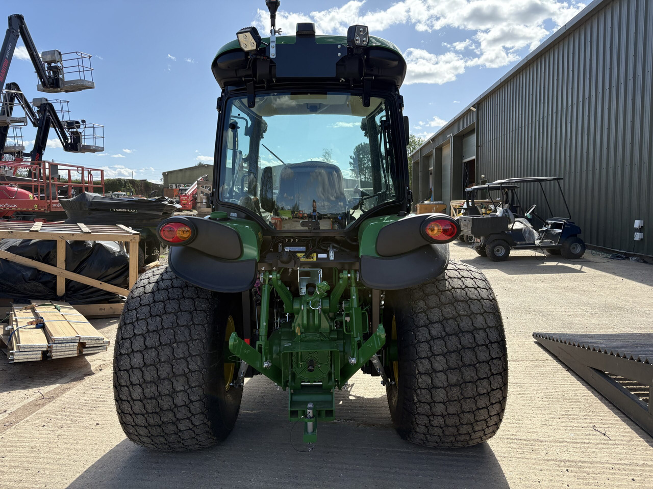 John Deere 4052R Compact Tractor - Compact tractor: picture 4 John Deere 4052R Compact Tractor - Compact tractor: picture 4
